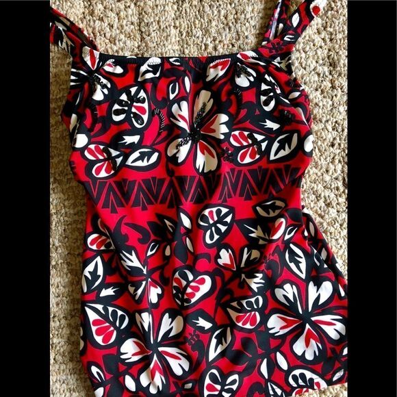 Beautiful swimsuit top by Profile Gottex size 6 - Picture 1 of 3